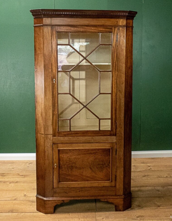 Kabinet dengan Pintu Kaca Bergaya Art Deco